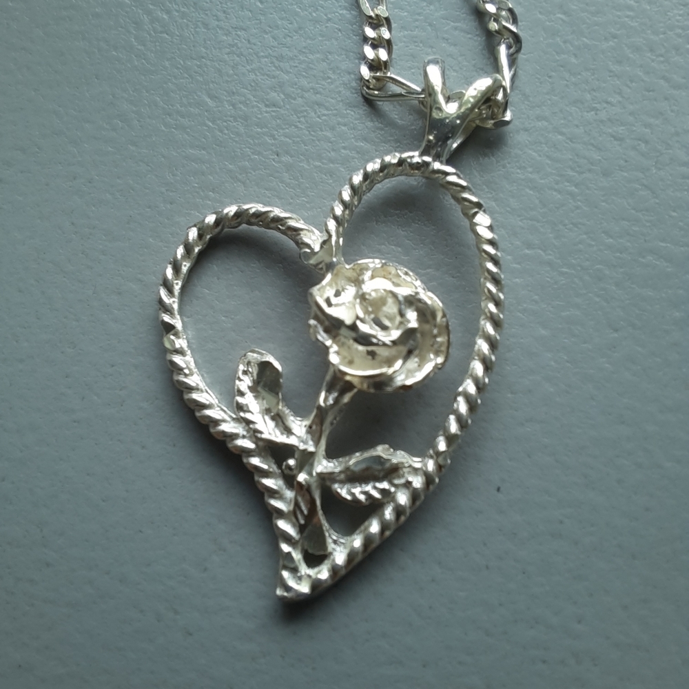Sterling silver heart and rose pendant with sterling chain - Picture 2 of 9